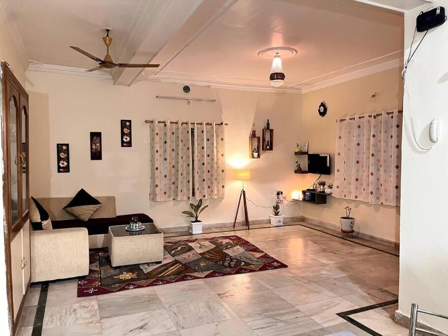 Gauranga Kutir-A Spiritual Villa Retreat บูบันเนสชวาร์ ภายนอก รูปภาพ