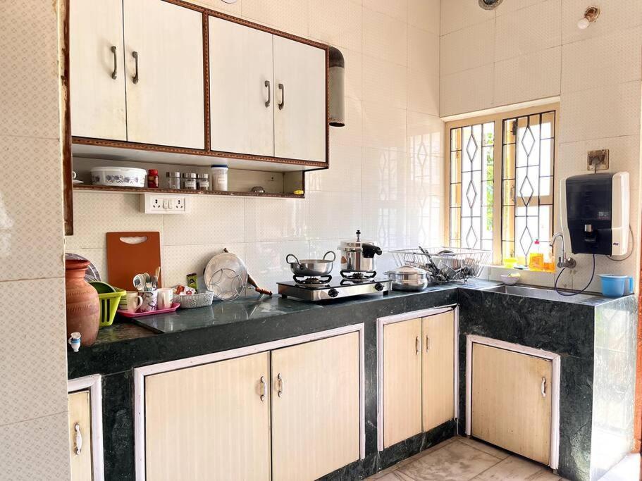 Gauranga Kutir-A Spiritual Villa Retreat บูบันเนสชวาร์ ภายนอก รูปภาพ