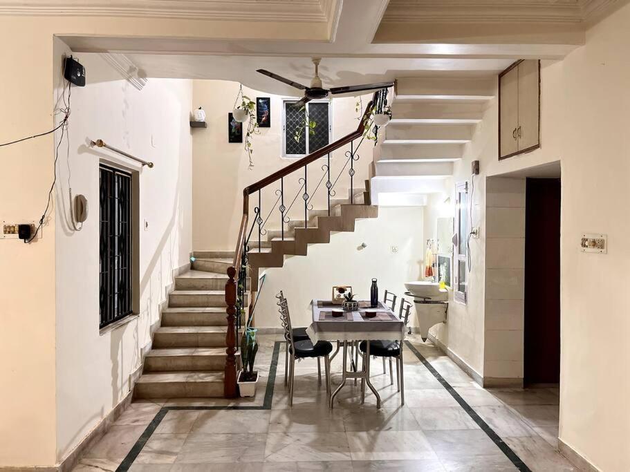 Gauranga Kutir-A Spiritual Villa Retreat บูบันเนสชวาร์ ภายนอก รูปภาพ