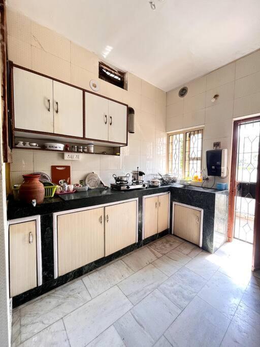 Gauranga Kutir-A Spiritual Villa Retreat บูบันเนสชวาร์ ภายนอก รูปภาพ
