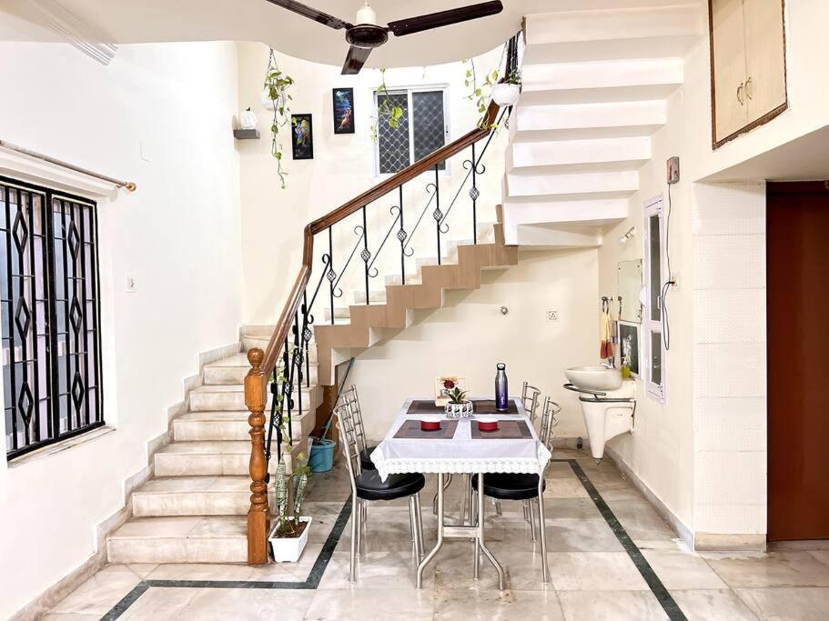 Gauranga Kutir-A Spiritual Villa Retreat บูบันเนสชวาร์ ภายนอก รูปภาพ