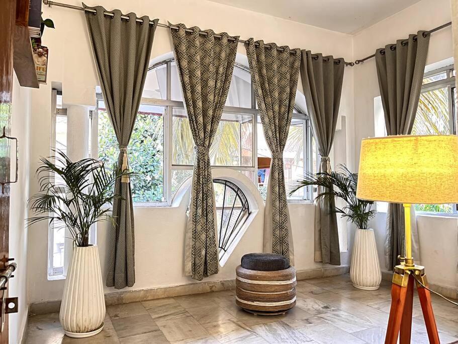 Gauranga Kutir-A Spiritual Villa Retreat บูบันเนสชวาร์ ภายนอก รูปภาพ