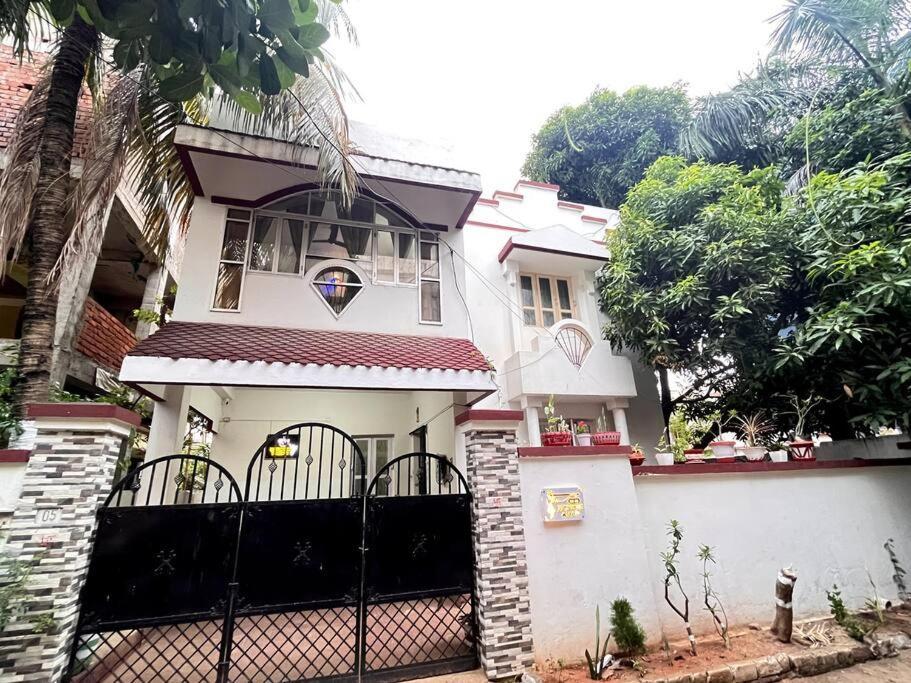 Gauranga Kutir-A Spiritual Villa Retreat บูบันเนสชวาร์ ภายนอก รูปภาพ